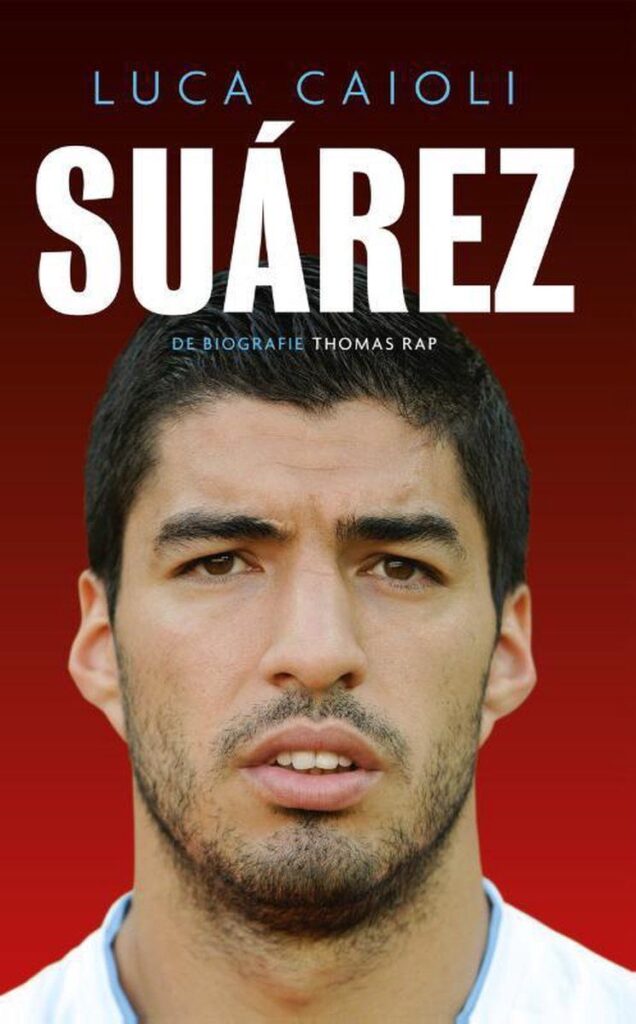Foto van Luis Suarez op de cover van de biografie die Luca Caioli over hem schreef. In de biografie komen de bijtincidenten uitgebreid aan bod.