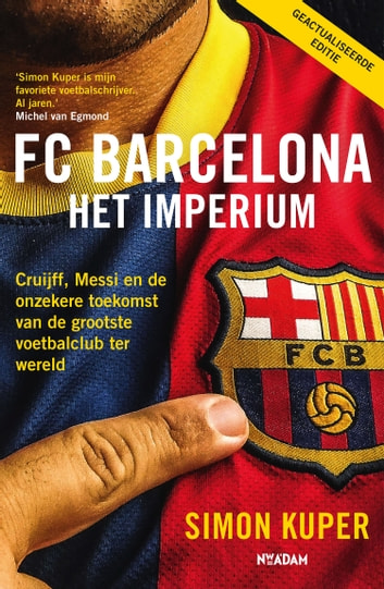 Op de voorkant van 'Barcelona Het Imperium' van Simon Kuper wijst een ongeïdentificeerde speler in het shirt van Barcelona met zijn vinger naar het logo van de club.
